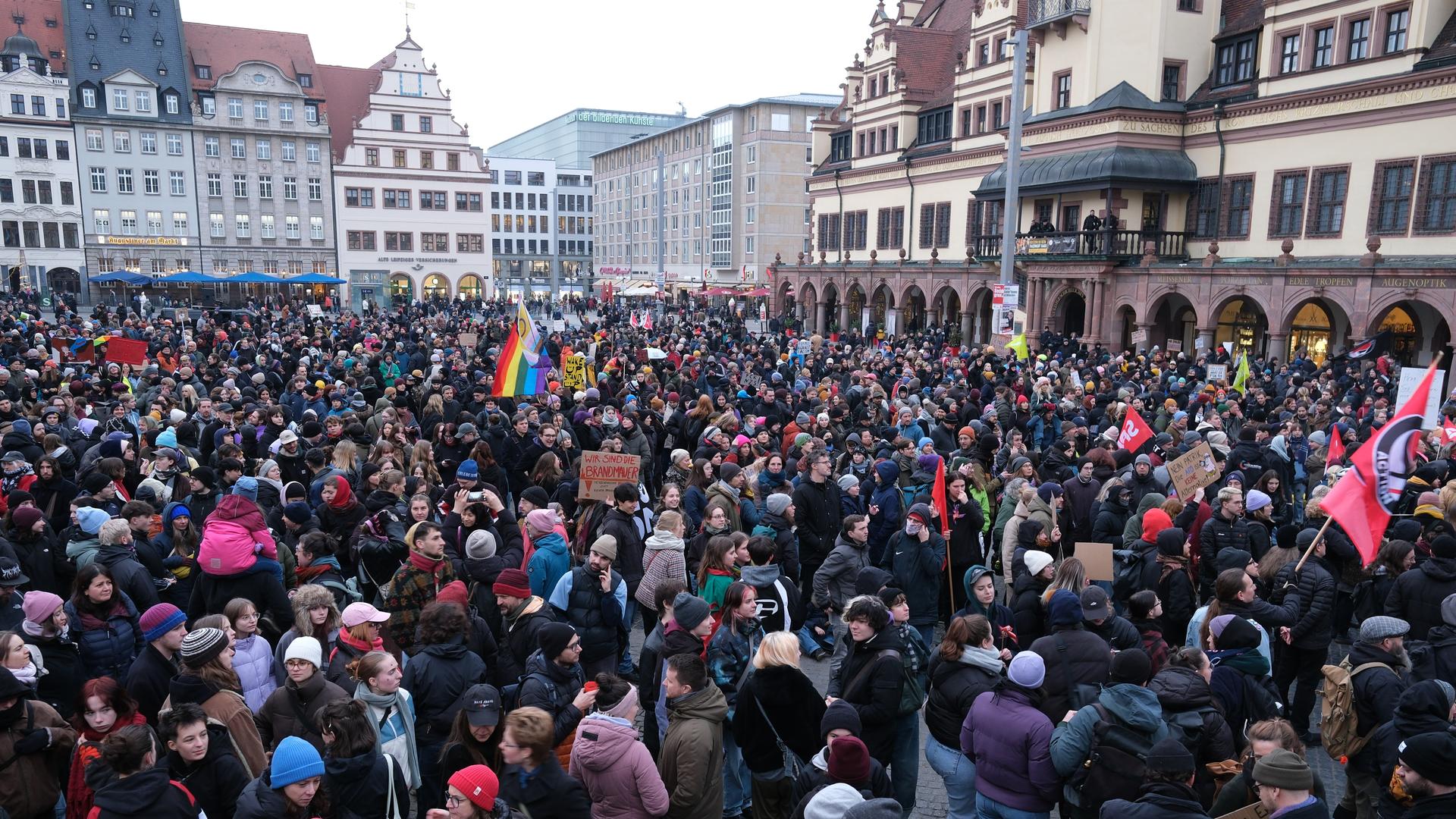 Zahlreiche Menschen versammeln sich bei einer Demonstration gegen die Migrationspolitik der CDU auf dem Marktplatz in Leipzig.