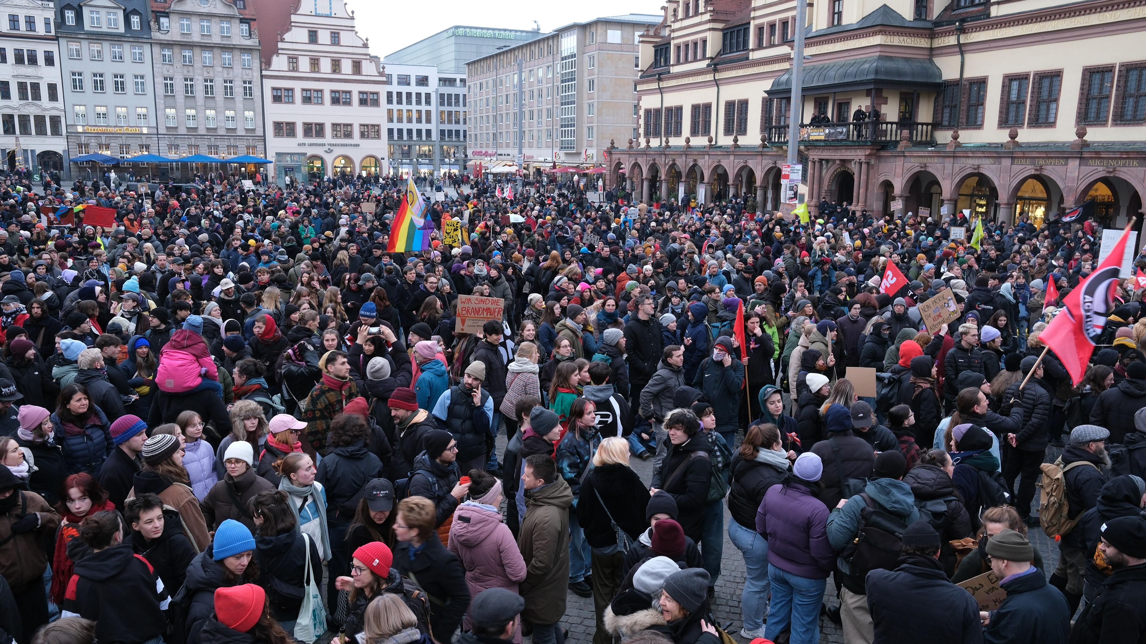Zahlreiche Menschen versammeln sich bei einer Demonstration gegen die Migrationspolitik der CDU auf dem Marktplatz in Leipzig.