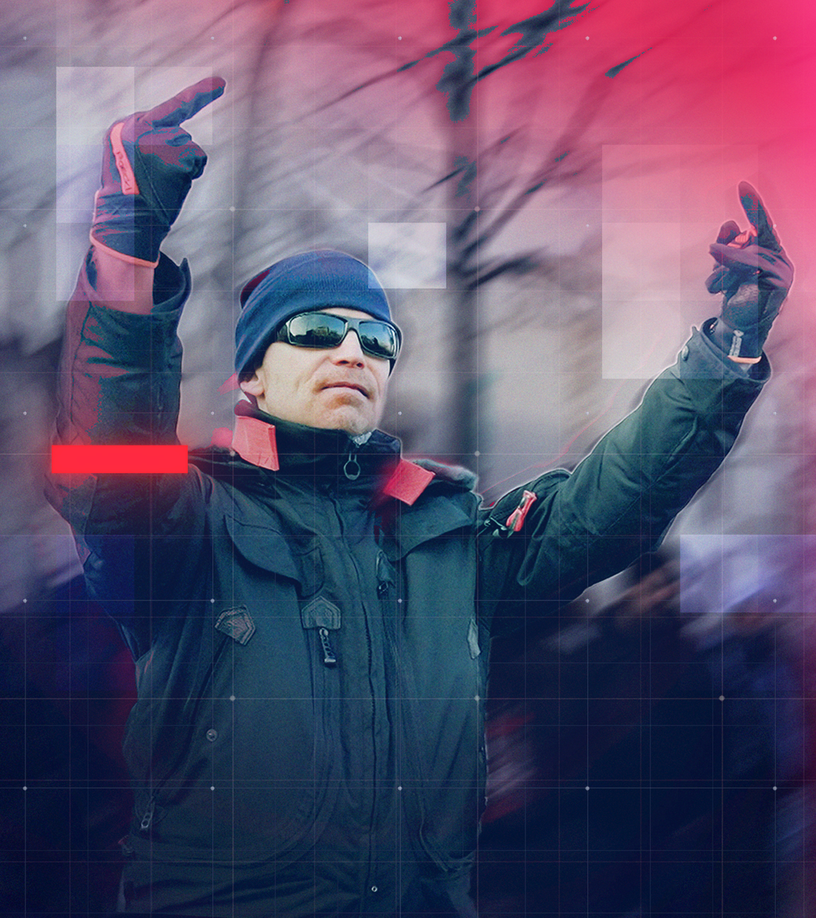 Mann mit Mütze, Sonnenbrille und erhobenen Zeigefingern auf Demo "Antifa means: Free Palestine"  am 17. Januar 2026 in Leipzig Connewitz 