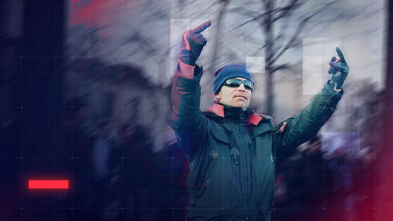 Mann mit Mütze, Sonnenbrille und erhobenen Zeigefingern auf Demo "Antifa means: Free Palestine"  am 17. Januar 2026 in Leipzig Connewitz 