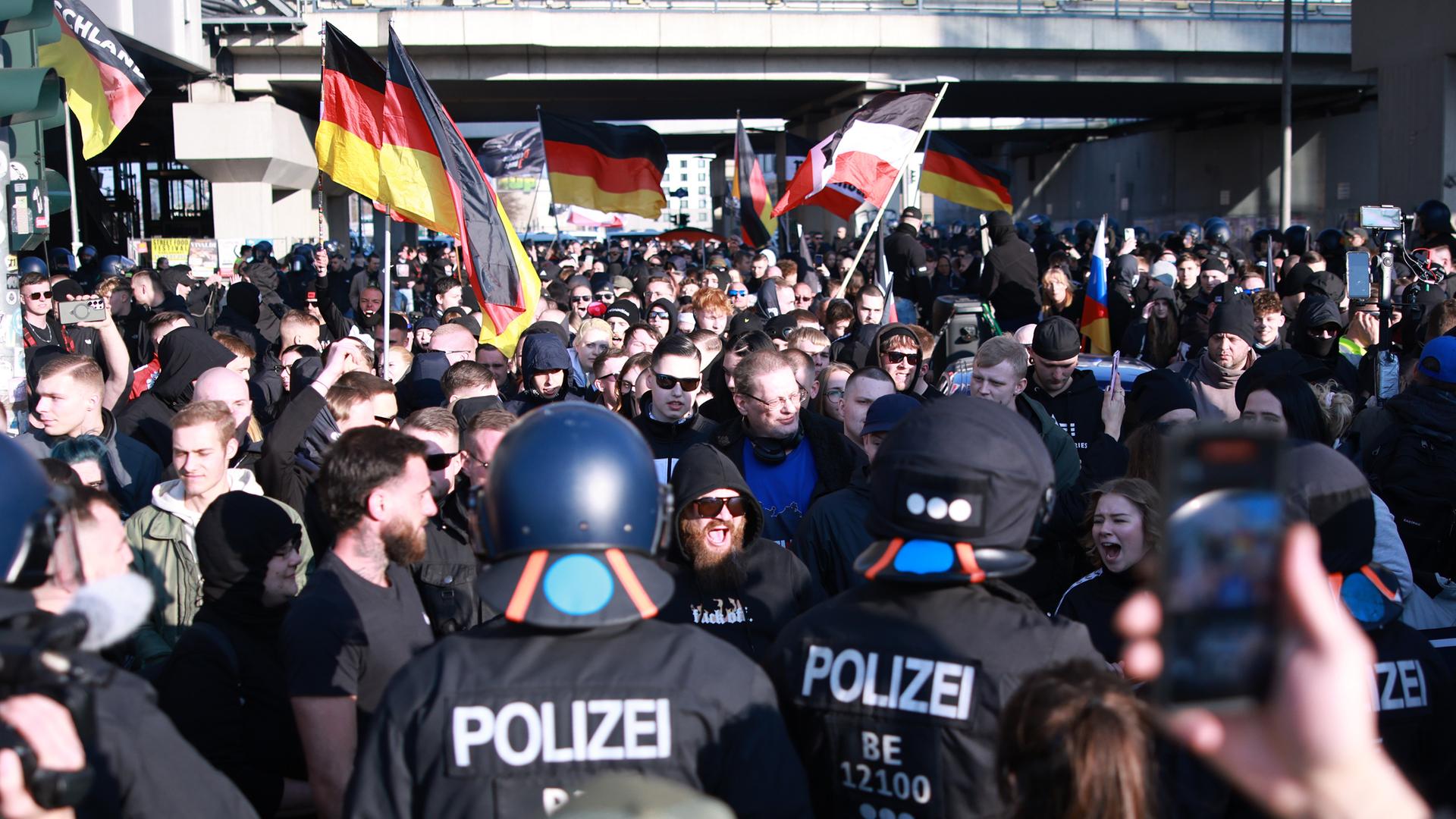 Teilnehmer einer Demo Rechtsextremer in Berlin 