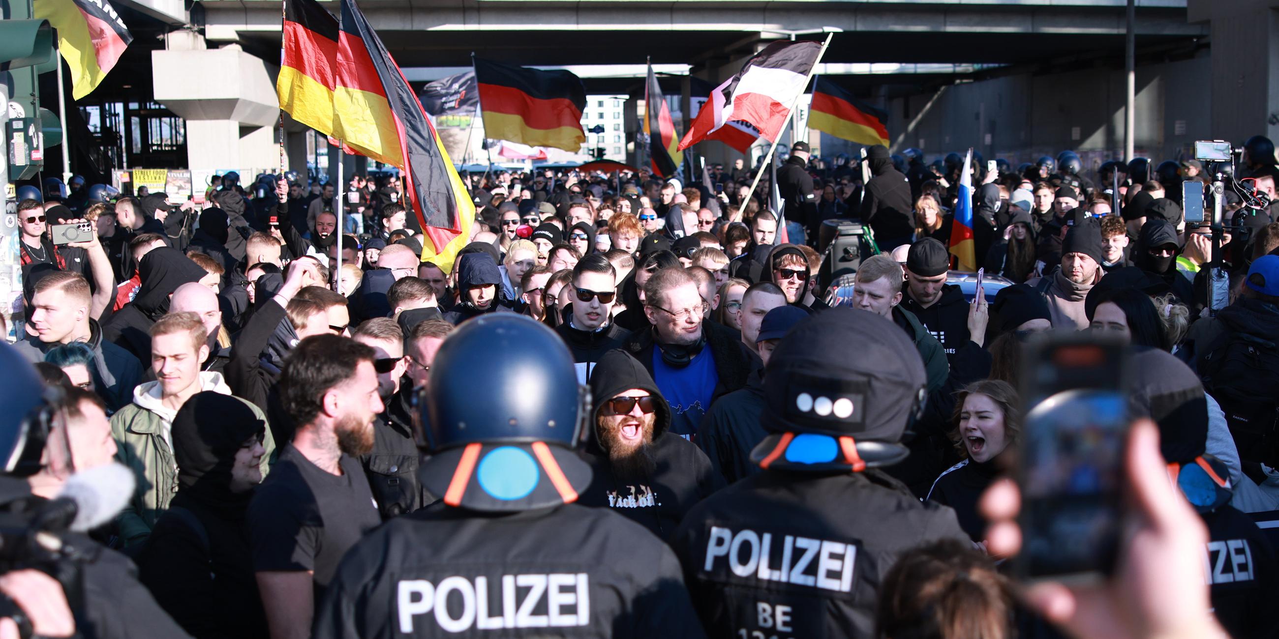 Teilnehmer einer Demo Rechtsextremer in Berlin 