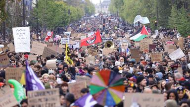 Demonstranten versammeln sich am 24. Oktober 2026 zu einer Protestkundgebung nahe der Porte d’Italie in Paris.