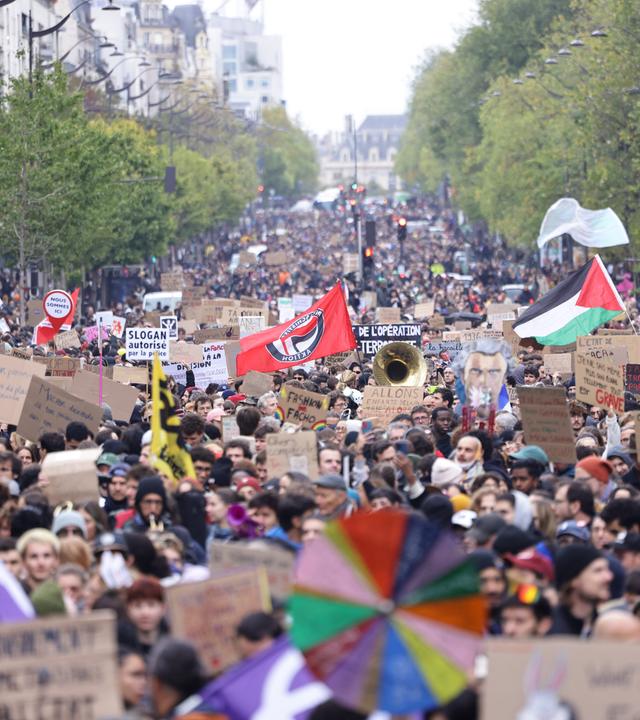 Demonstranten versammeln sich am 24. Oktober 2026 zu einer Protestkundgebung nahe der Porte d’Italie in Paris.