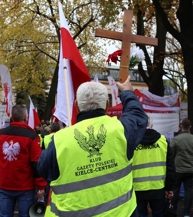 Demonstranten stehen vor dem Verfassungsgericht in Warschau.