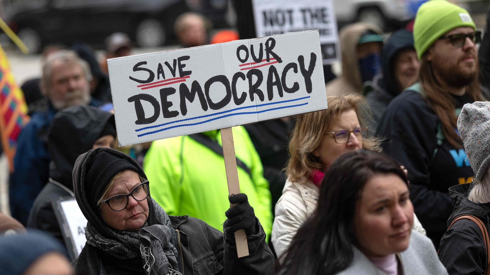 Demonstranten protestieren gegen die Festnahme der US-Richterin Hannah Dugan in Milwaukee