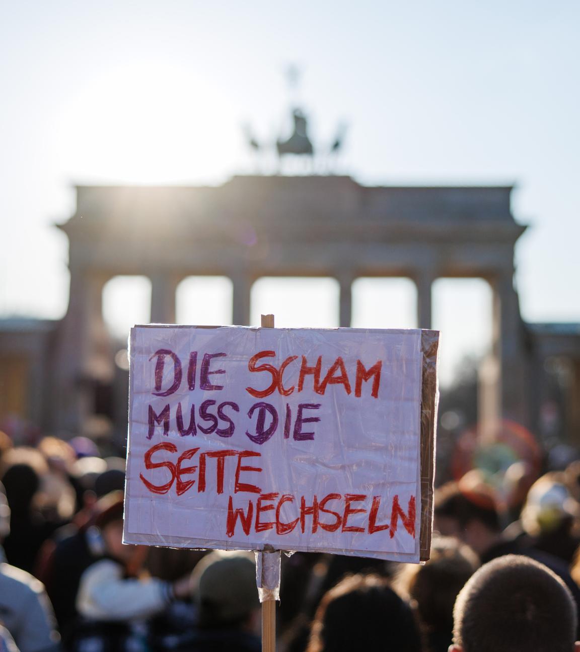 Tausende Menschen demonstrierten gegen sexualisierte digitale Gewalt vor dem Brandenburger Tor in Berlin