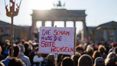 Schutz von Frauen im Netz: Lang stellt Zehn-Punkte-Plan vor