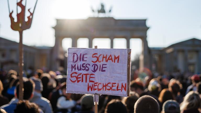 Tausende Menschen demonstrierten gegen sexualisierte digitale Gewalt vor dem Brandenburger Tor in Berlin