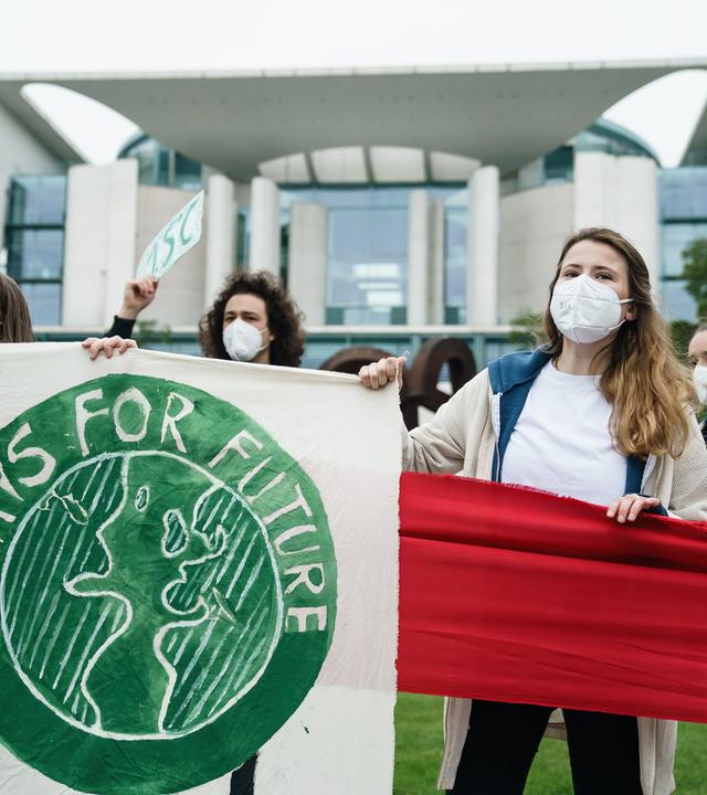 Klima-Demonstration von Fridays for Future vor Kanzleramt in Berlin