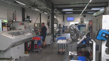 Produktionshalle mit KI-Technik