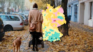 Eine Collage aus einem Foto einer Frau von hinten, die einern Kinderwagen schiebt und einer Deutschlandkarte, aufgeteilt in Landkreise.