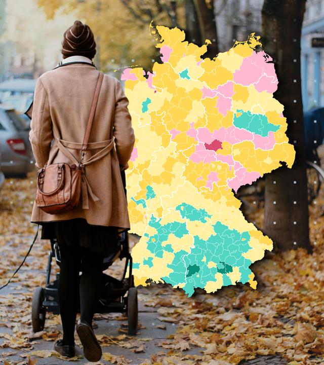 Eine Collage aus einem Foto einer Frau von hinten, die einern Kinderwagen schiebt und einer Deutschlandkarte, aufgeteilt in Landkreise.