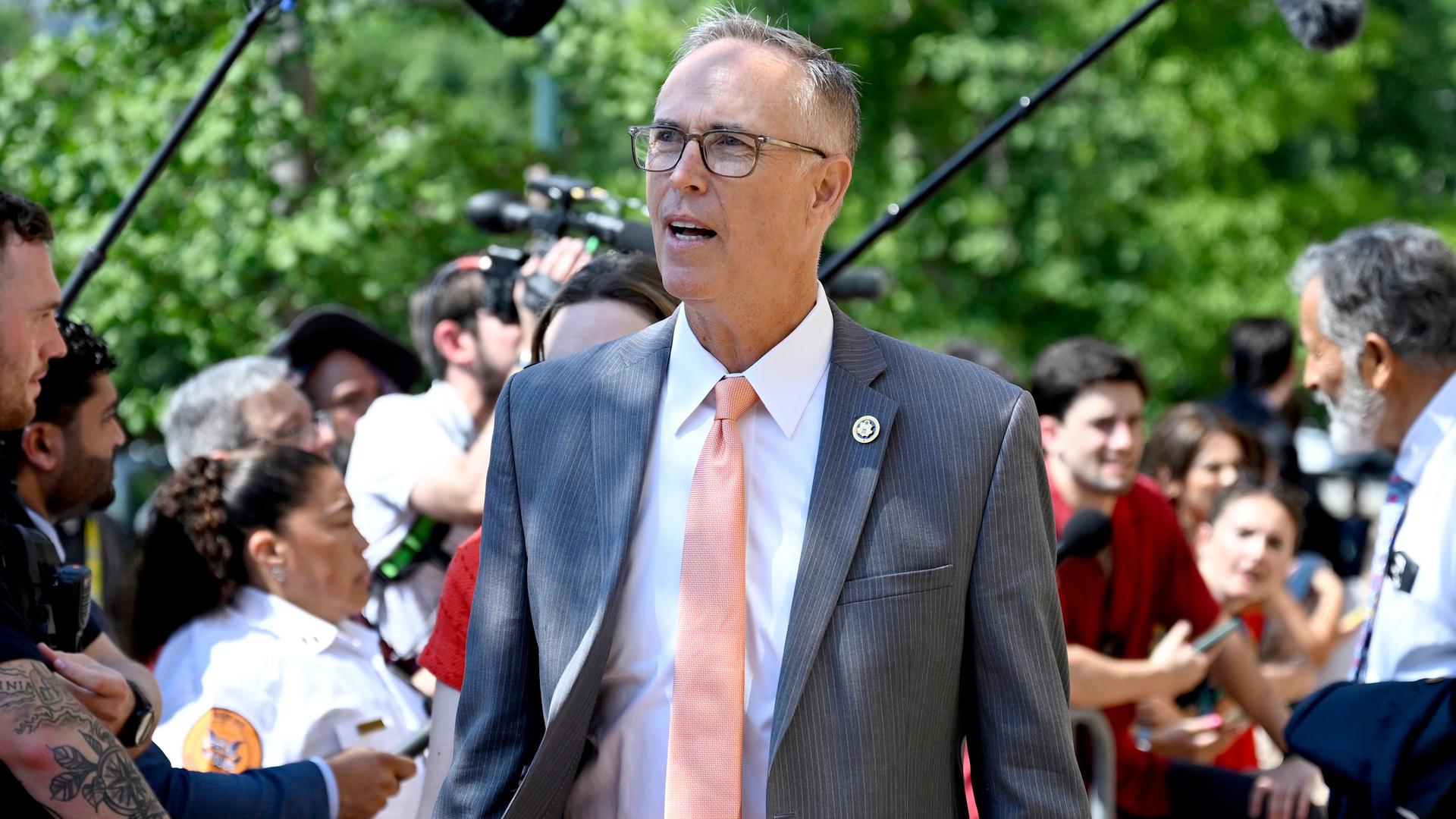 Abgeordneter Jared Huffman, D-Calif., verlässt das Hauptquartier des Democratic National Committee nach einem Treffen zur Erörterung der Wahlen 2024 und der Kandidatur von Präsident Joe Biden, aufgenommen am  am 09.07.2024