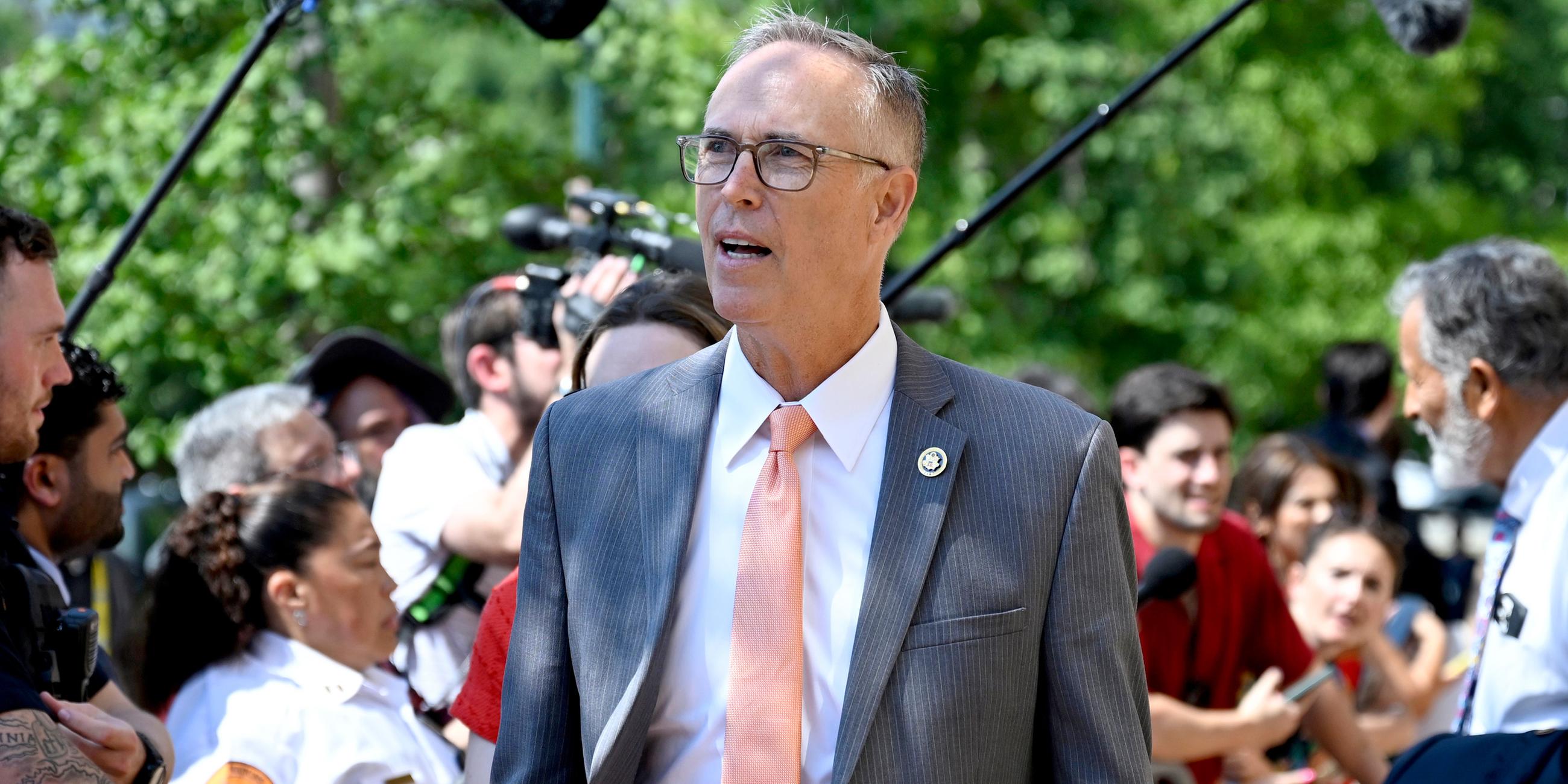 Abgeordneter Jared Huffman, D-Calif., verlässt das Hauptquartier des Democratic National Committee nach einem Treffen zur Erörterung der Wahlen 2024 und der Kandidatur von Präsident Joe Biden, aufgenommen am  am 09.07.2024