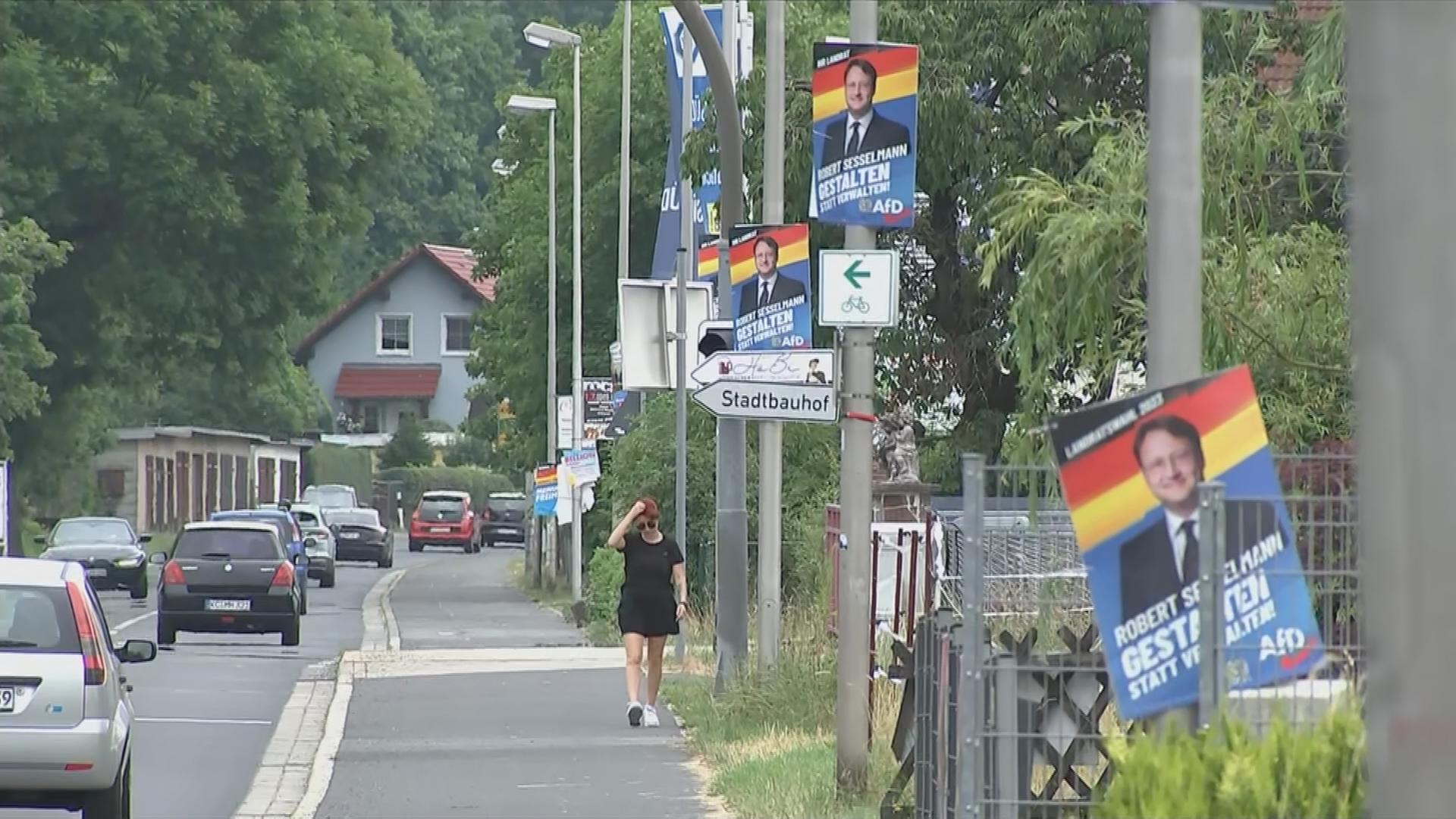Straße mit AfD-Wahlplakaten