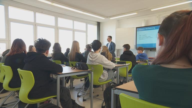 Klasse schaut Lehrer an 