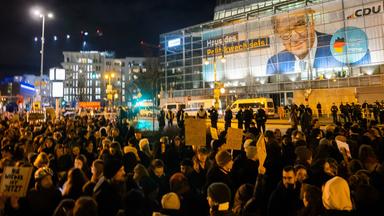 Zahlreiche Menschen nehmen an einer Demonstration zur Migrationspolitik vor der CDU-Zentrale teil.