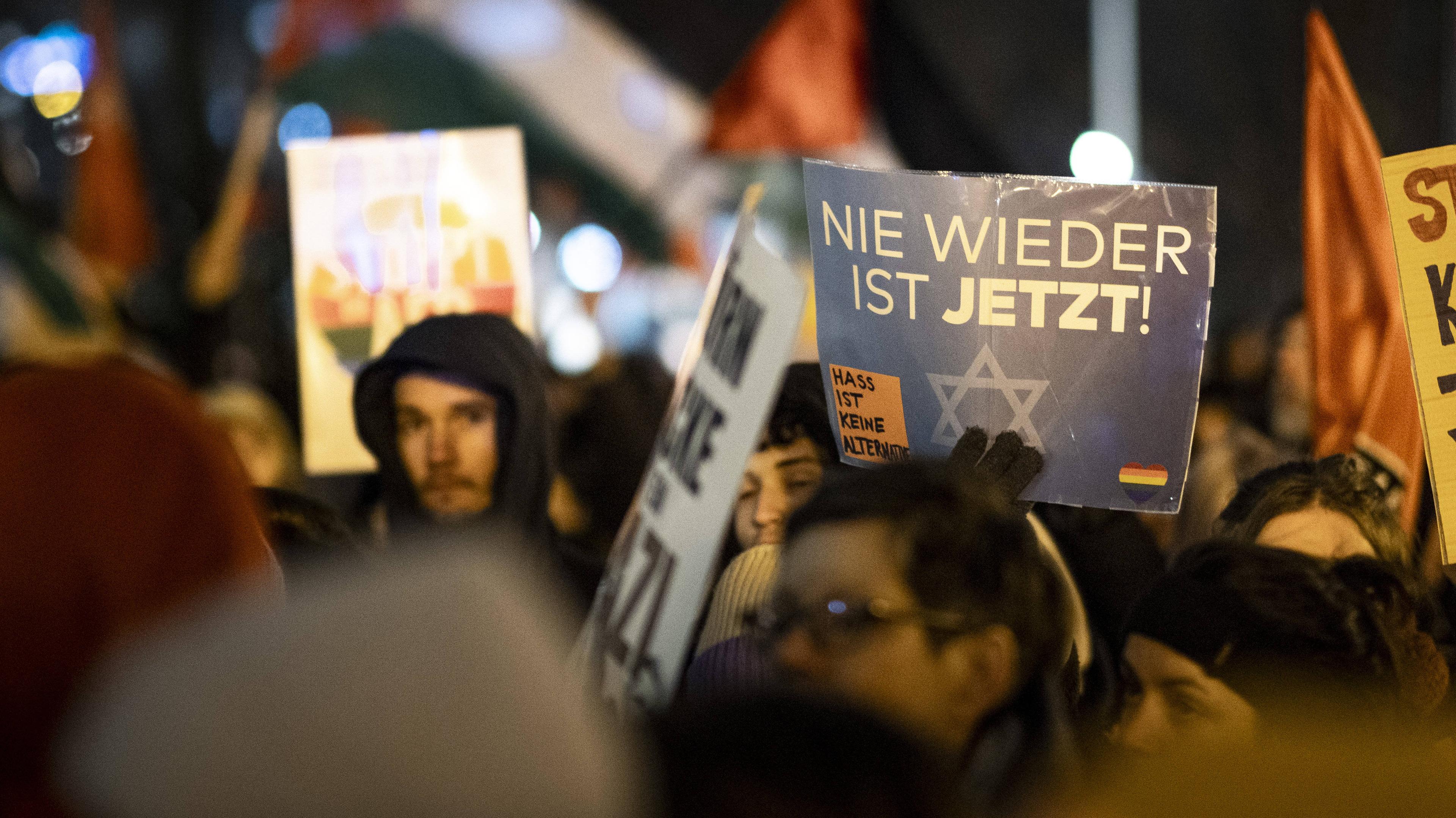 Menschen demonstrieren gegen Rechtsextremismus in Berlin am 17. Januar 2023.