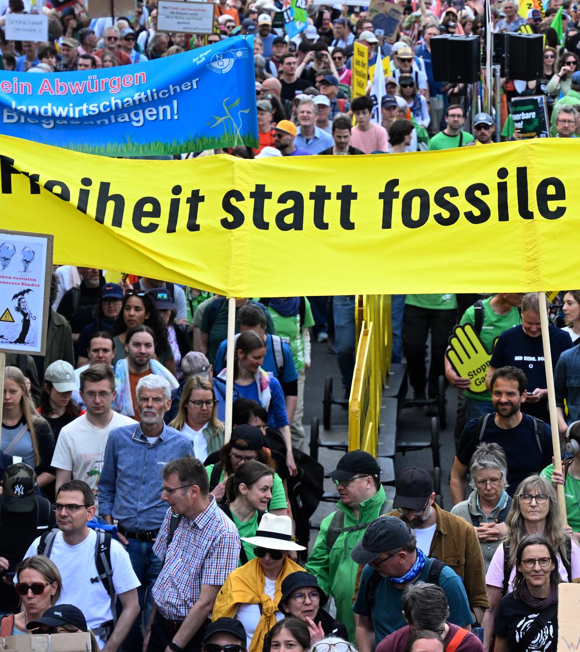 Demonstranten, vorne mit einem Banner "Freiheit statt fossile Politik" von Greenpeace) in München