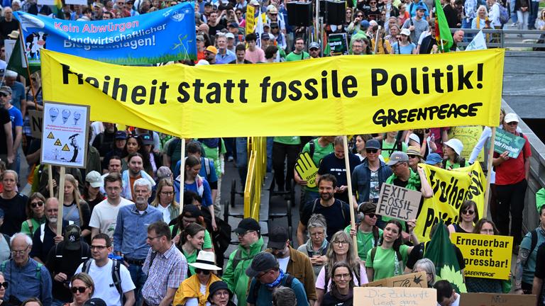 Demonstranten, vorne mit einem Banner "Freiheit statt fossile Politik" von Greenpeace) in München