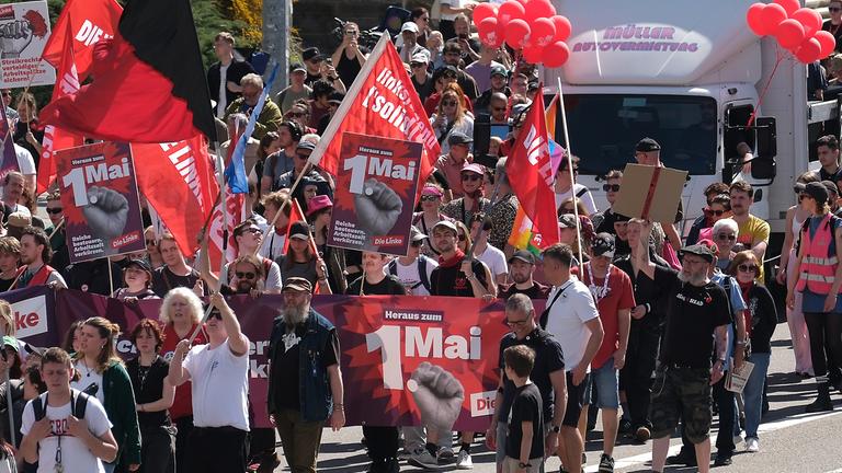 01.05.2025, Sachsen, Chemnitz: Teilnehmer einer Veranstaltung des Deutschen Gewerkschaftsbundes (DGB) gehen eine Straße entlang.