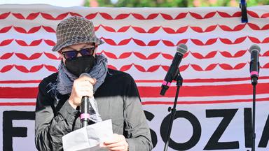 01.05.2025, Berlin: Ein Vermummter liest während der Revolutionären 1. Mai-Demo 2025 ein Grußwort von Daniela Klette vor.