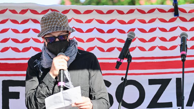 01.05.2025, Berlin: Ein Vermummter liest während der Revolutionären 1. Mai-Demo 2025 ein Grußwort von Daniela Klette vor.