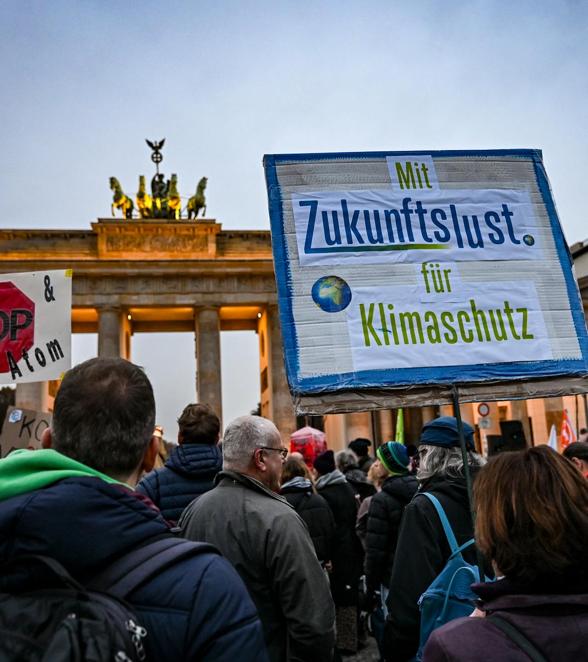 Berlin: Demonstranten der Klimabewegung Fridays for Future stehen anlässlich der Weltklimakonferenz COP30 am Brandenburger Tor.