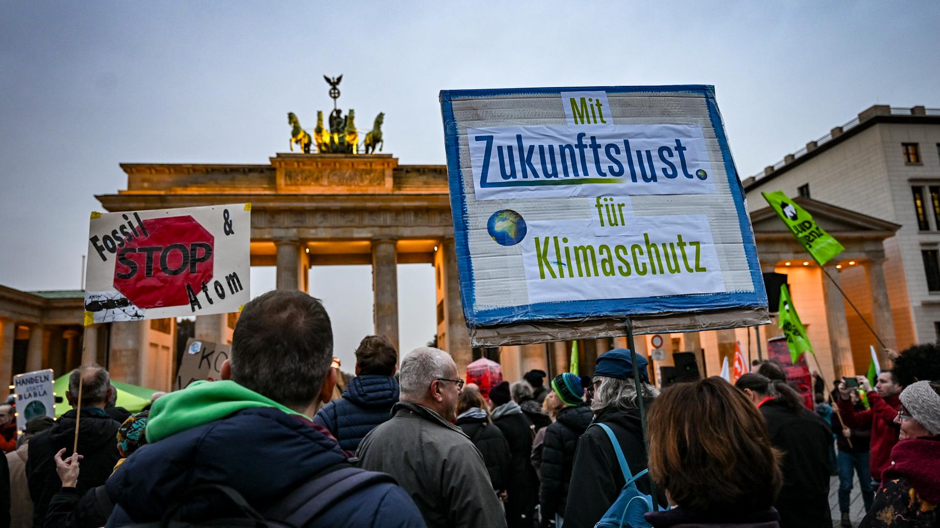Berlin: Demonstranten der Klimabewegung Fridays for Future stehen anlässlich der Weltklimakonferenz COP30 am Brandenburger Tor.