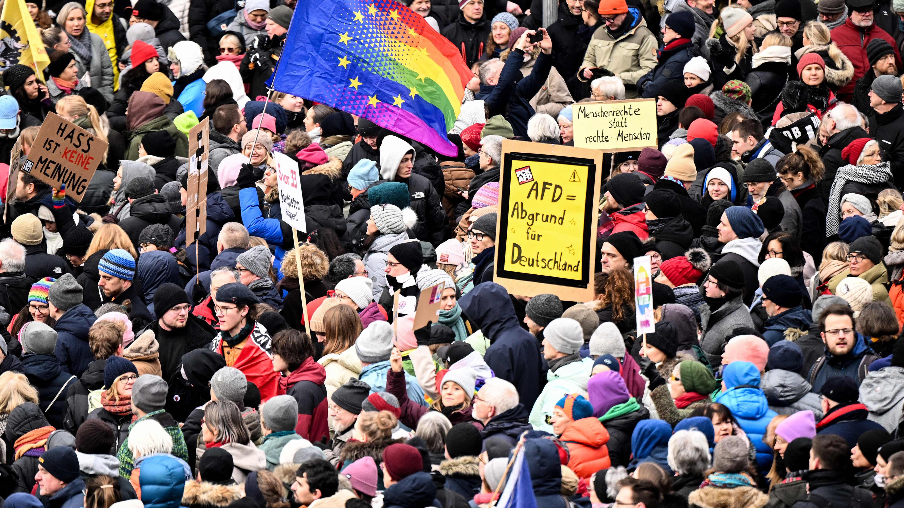 Der überfüllte zentrale Römerplatz während einer Demonstration gegen Rassismus und rechtsextreme Politik in Frankfurt am Main, am 20.01.2024.