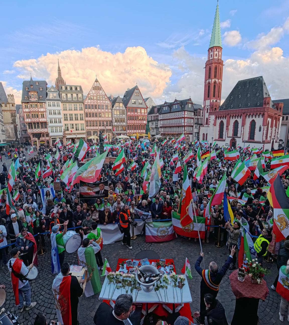 Hunderte demonstrieren in Frankfurt gegen das iranische Regime