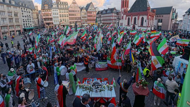 Hunderte demonstrieren in Frankfurt gegen das iranische Regime