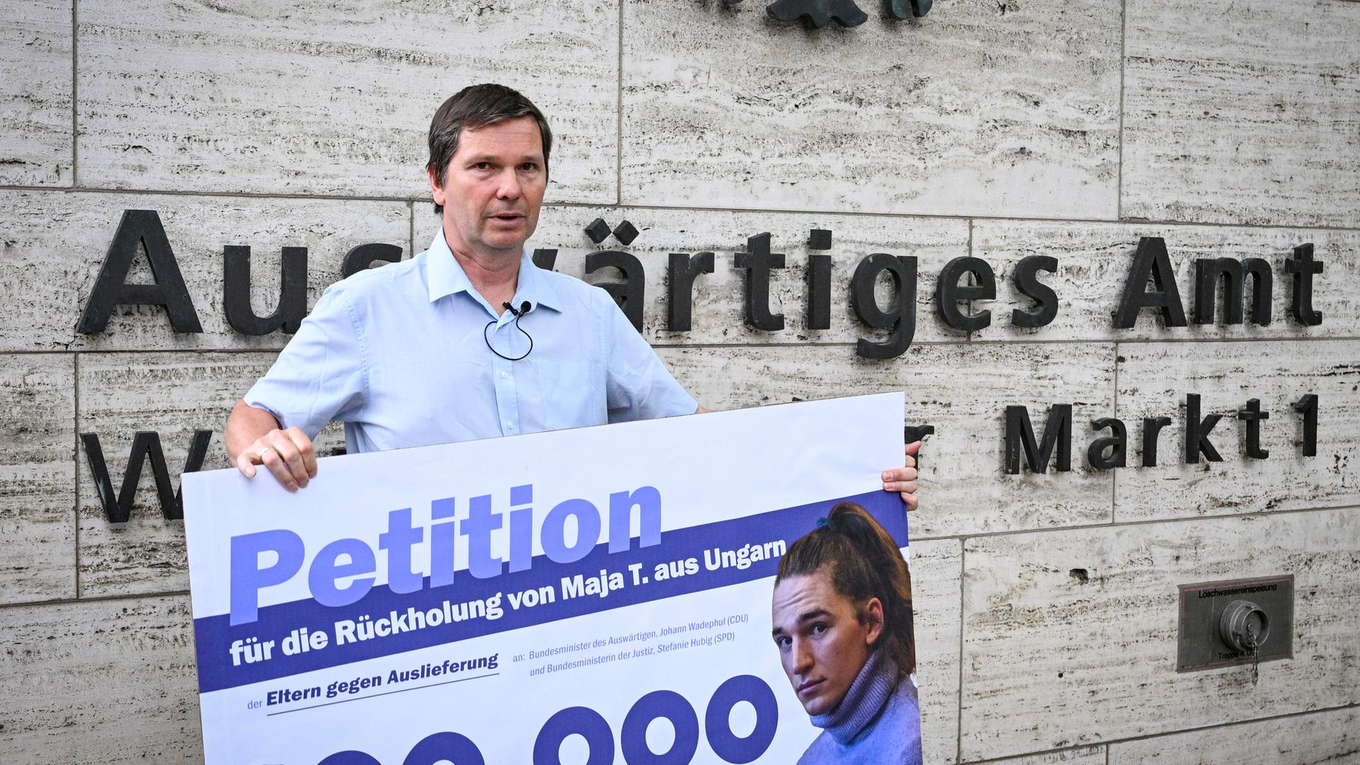 Berlin: Wolfram Jarosch fordert auf einer Demonstration "Free Maja" die Rückholung seines erwachsenen Kindes Maja T. aus Ungarn.