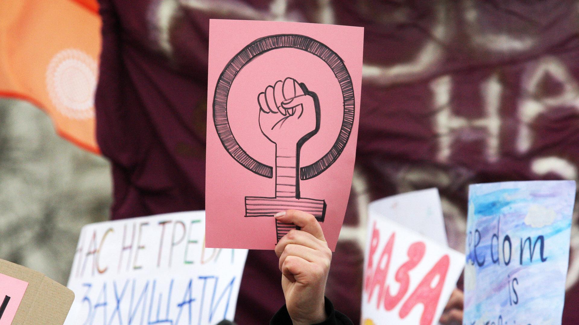 Symbolbild: Plakate bei Demonstration für Frauenrechte am Internationalen Frauentag in Kiew