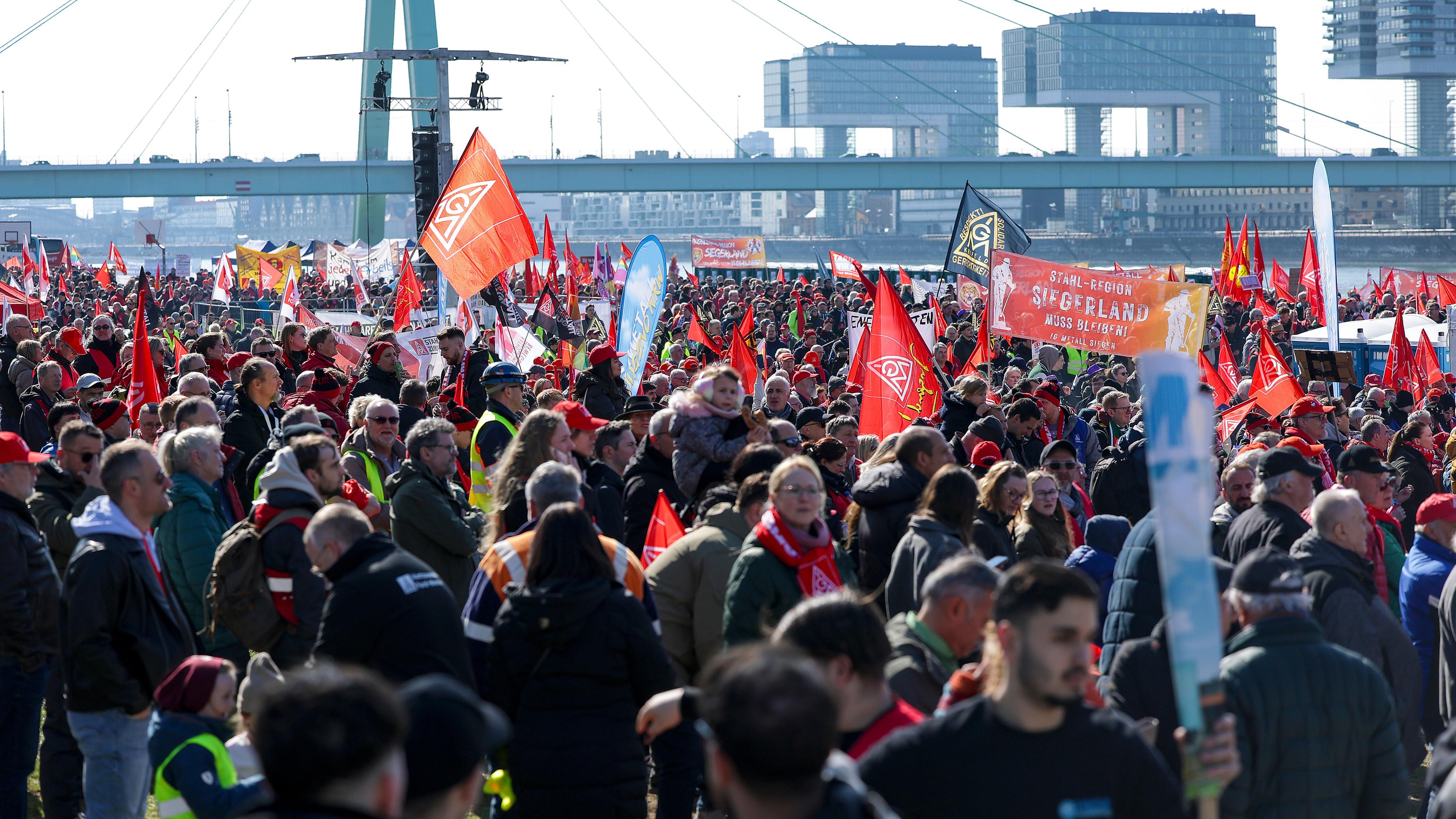 Tausende demonstrieren für mehr Investitionen in Industrie Gewerkschaft in Köln am 15.03.2025