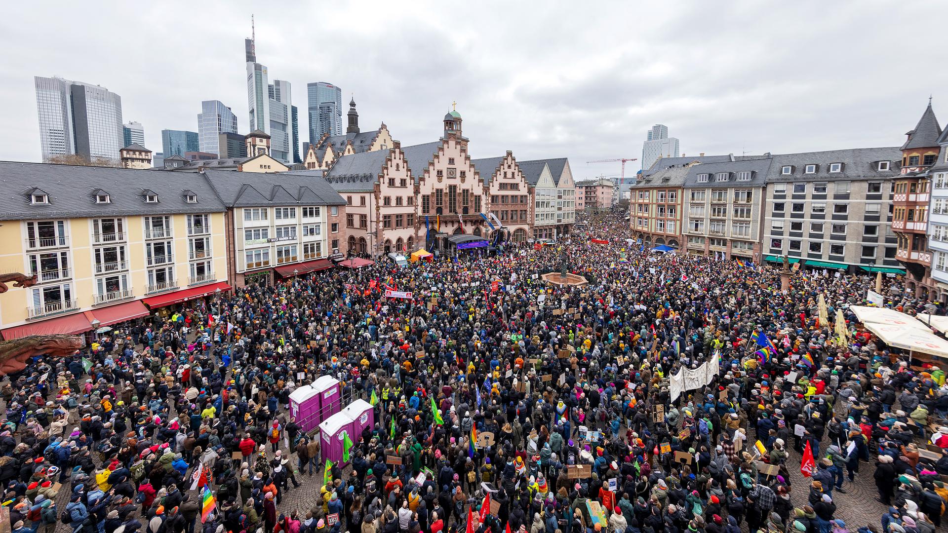 Zahlreiche Menschen demonstrieren auf dem Römerberg unter dem Motto «Wähl Liebe!». Die Kundgebung ist Teil einer bundesweiten Kampagne der CSD-Bewegung zur Bundestagswahl