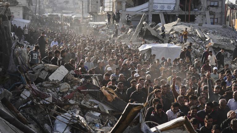 Palästinenser protestieren gegen die Hamas und den Krieg mit Israel.