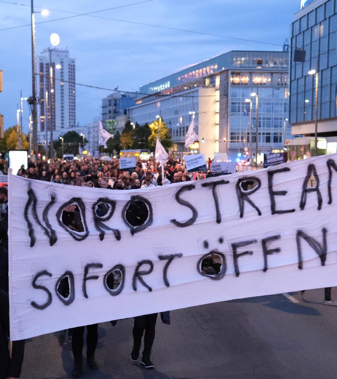 Demonstranten halten ein Transparent mit der Aufschrift: "Nord Stream 2 sofort öffnen"