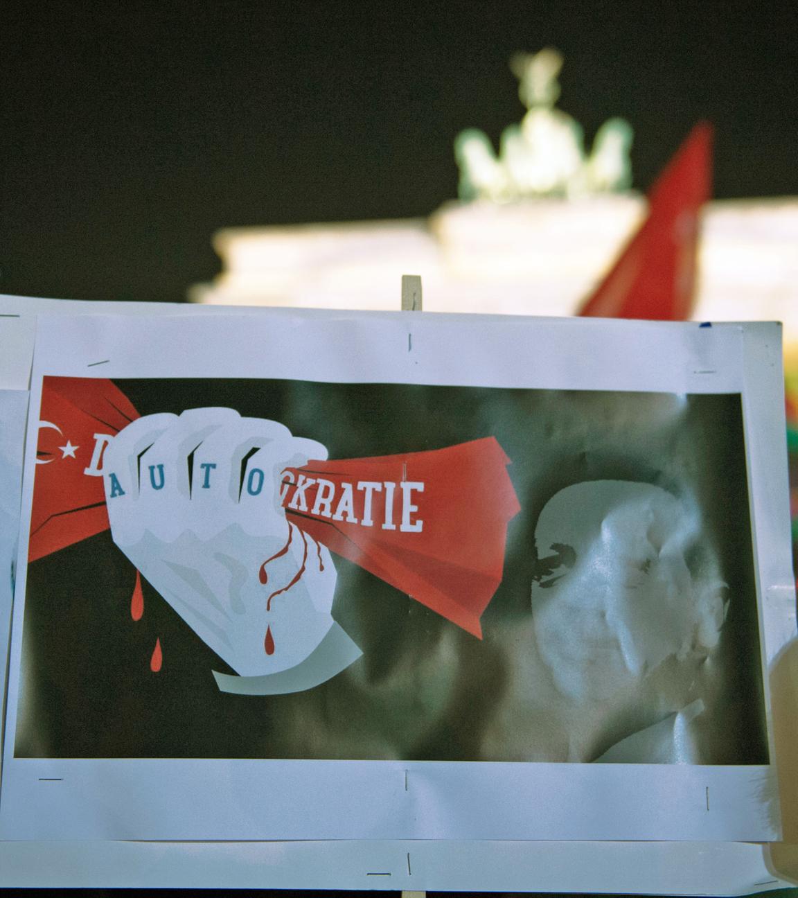 Plakat "Autokratie" auf einer Demonstration gegen den türkischen Staatspräsidenten Erdogan in Berlin am 4.11.2016