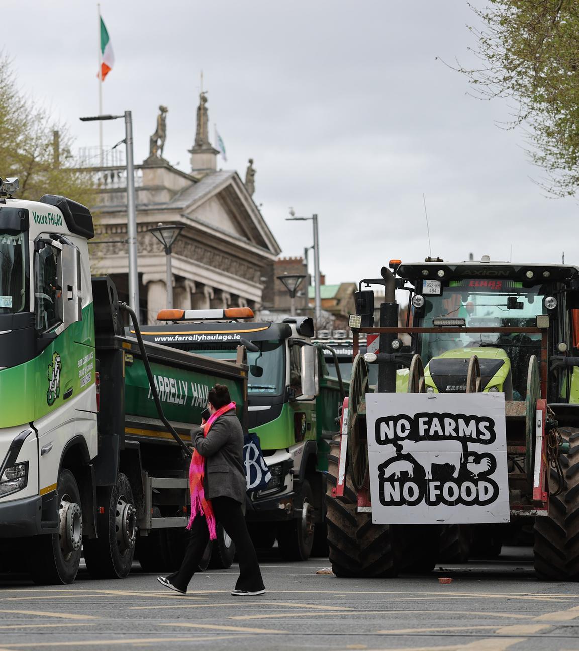 Fahrzeuge nehmen am vierten Tag des nationalen Kraftstoffprotests, am 10.04.2026 gegen steigende Kraftstoffpreise in der O'Connell Street in Dublin teil.