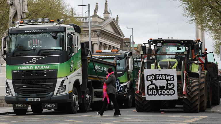Fahrzeuge nehmen am vierten Tag des nationalen Kraftstoffprotests, am 10.04.2026 gegen steigende Kraftstoffpreise in der O'Connell Street in Dublin teil.