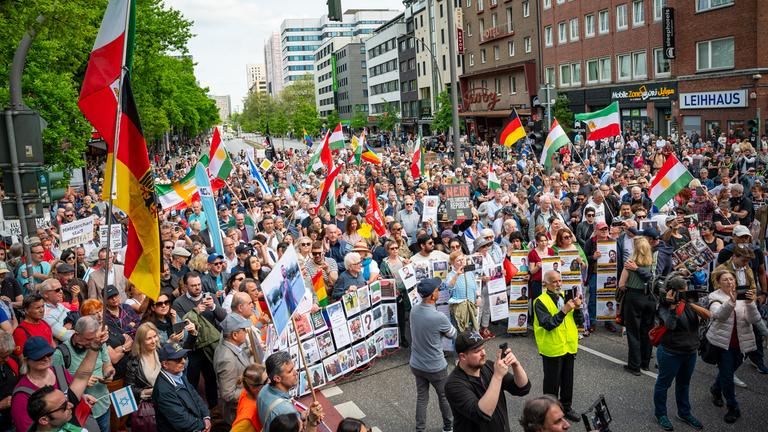 Demonstranten protestieren auf dem Steindamm in Hamburg gegen Islamismus und Antisemitismus und für freiheitliche Werte und das Grundgesetz am 04.05.2024.