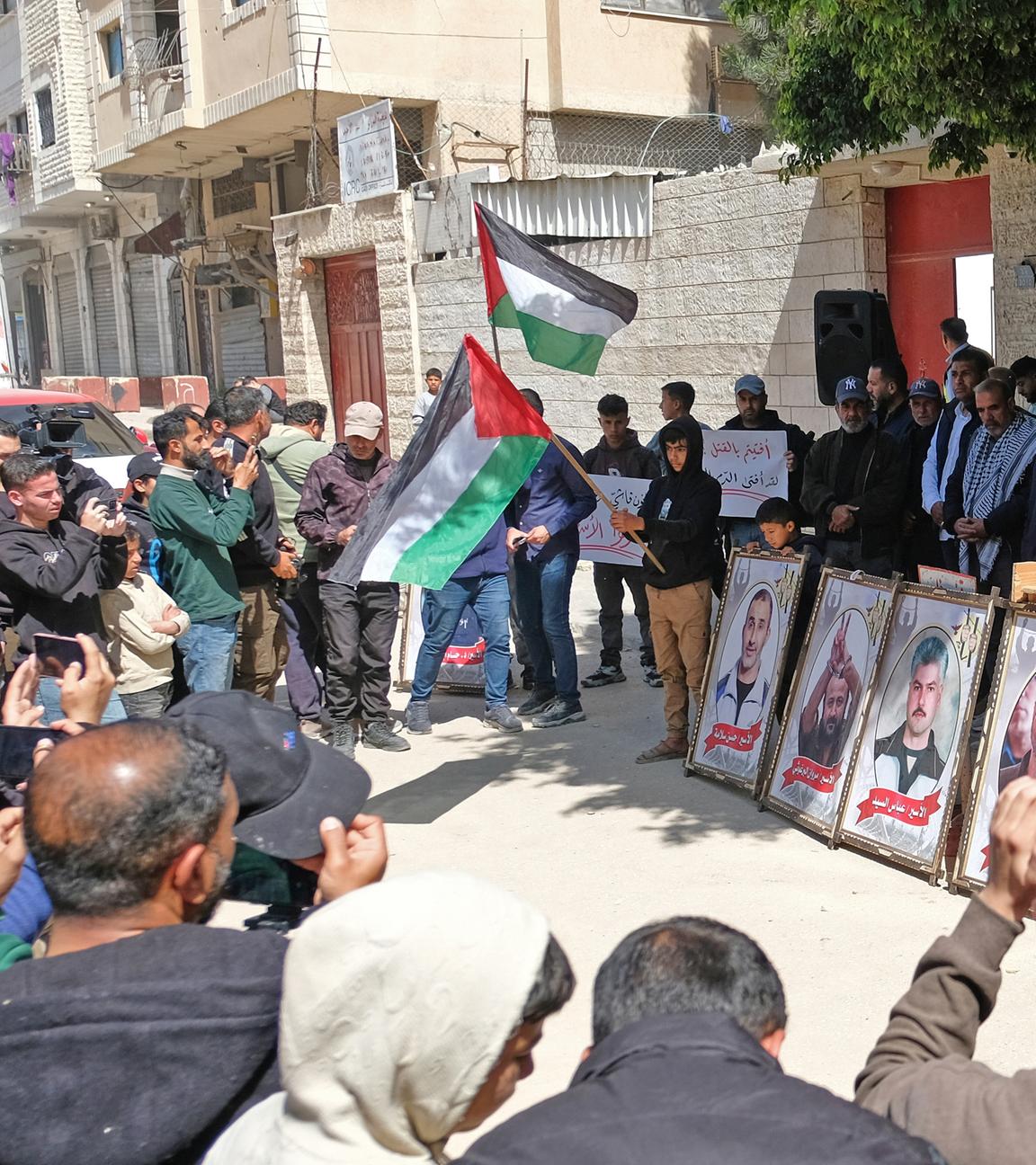 Angehörige von palästinensischen Gefangenen demonstrieren  gegen die Entscheidung des israelischen Parlaments zur Einführung der Todesstrafe