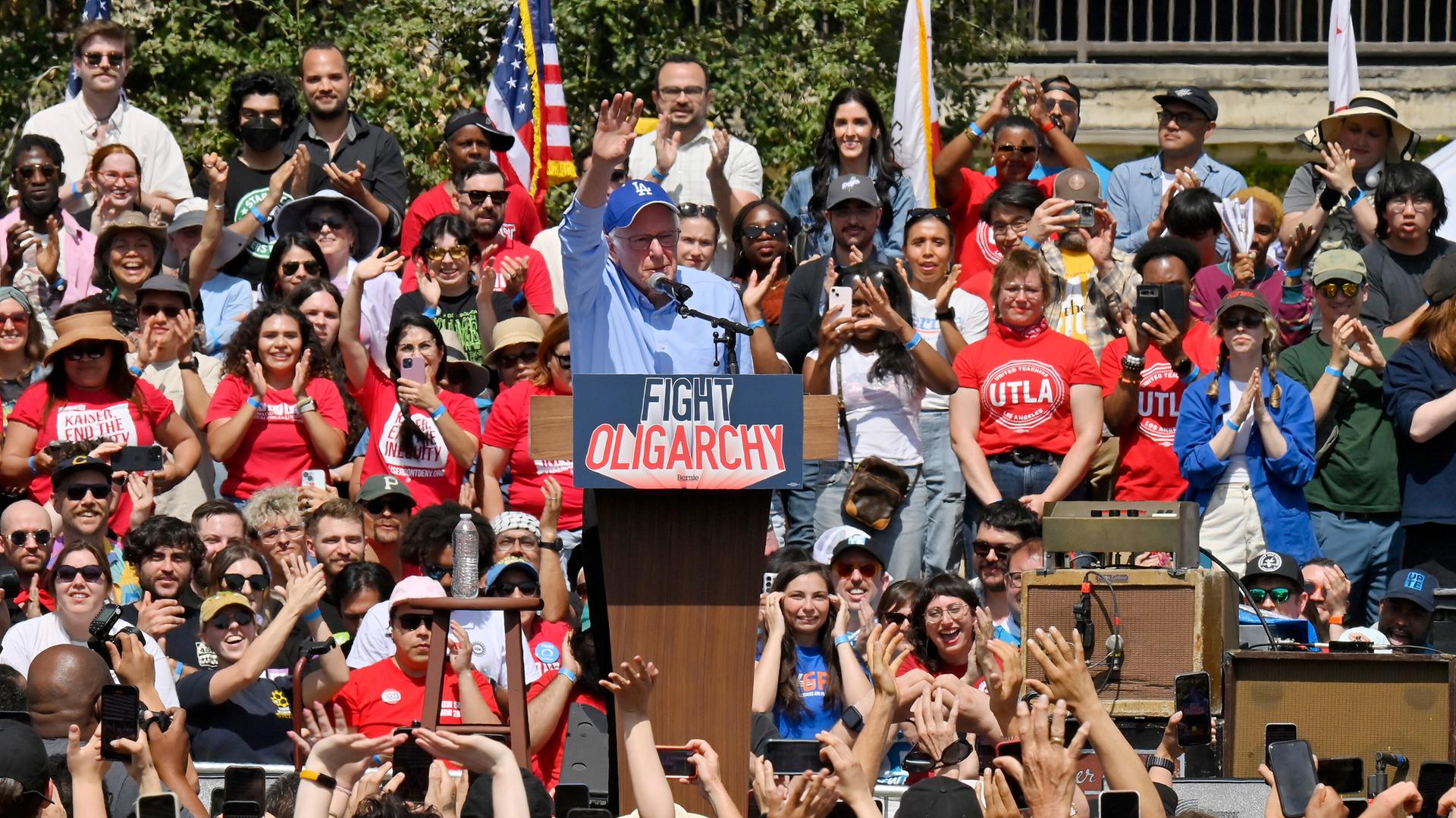 Bernie Sanders bei der Demonstration zum Kampf gegen die Oligarchie in Los Angeles, aufgenommen am 12.04.2025 