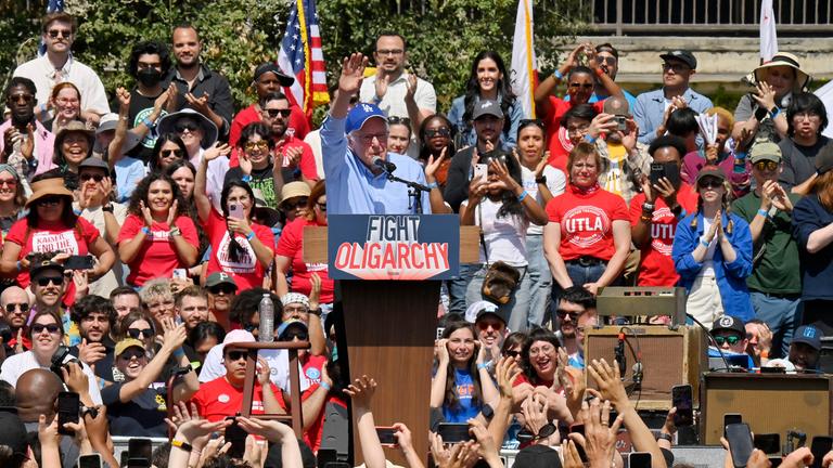 Bernie Sanders bei der Demonstration zum Kampf gegen die Oligarchie in Los Angeles, aufgenommen am 12.04.2025 