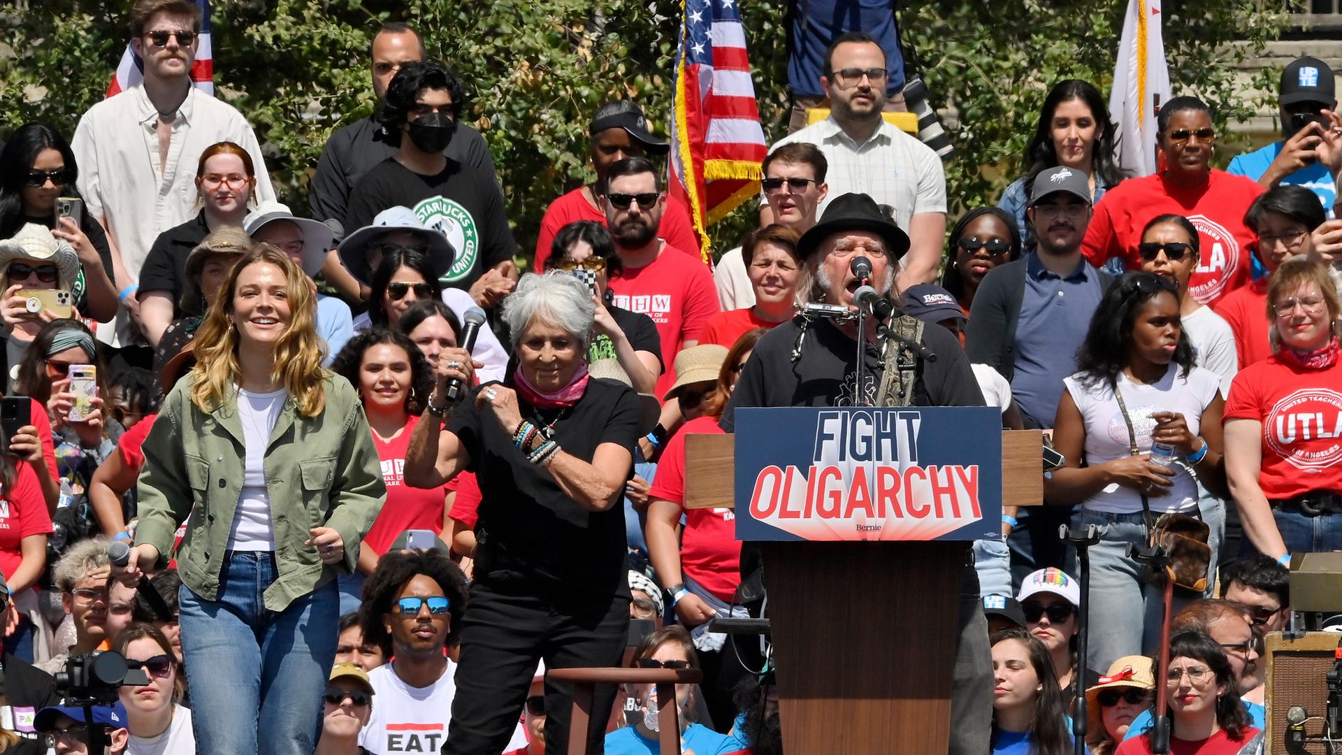 Die Musiker Maggie Rogers, Joan Baez and Neil Young (L-R) bei der Demonstration zum Kampf gegen die Oligarchie in Los Angeles, aufgenommen am 12.04.2025 