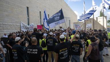 Demonstranten protestieren gegen den Ausschluss palästinensischer Kandidaten vor dem Obersten Gerichtshof in Jerusalem