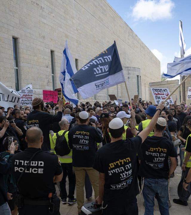 Demonstranten protestieren gegen den Ausschluss palästinensischer Kandidaten vor dem Obersten Gerichtshof in Jerusalem
