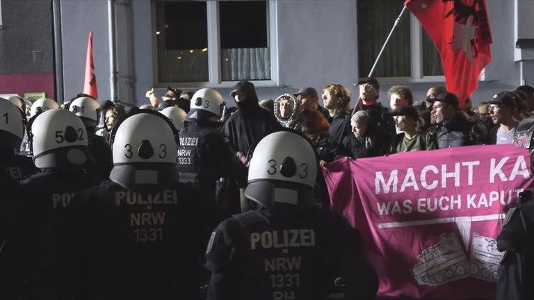 Polizei und Demonstranten
